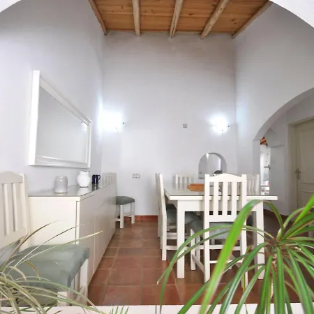 Comfortable And Spacious, 4 Bedroom Traditional Holiday home Almancil